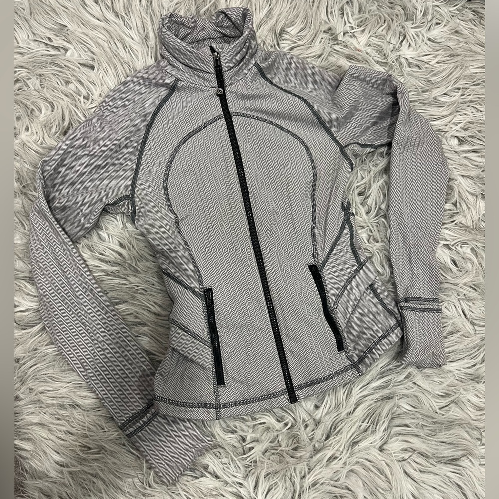 LULULEMON DEFINE JACKET (Peplum). Size 4